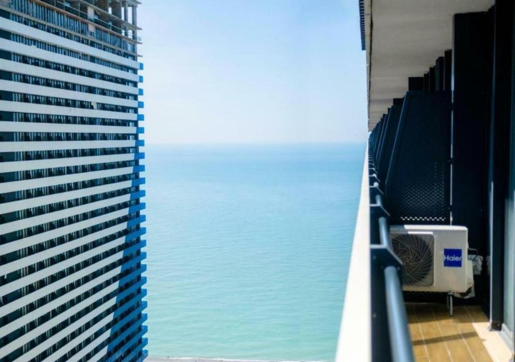Orbi City Luxury Studio Harbour And Sea View Batoemi Buitenkant foto